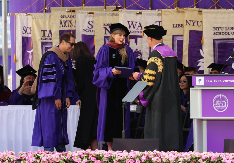 Taylor Swift at NYU Graduation Ceremony Class of 2022 — photo 63