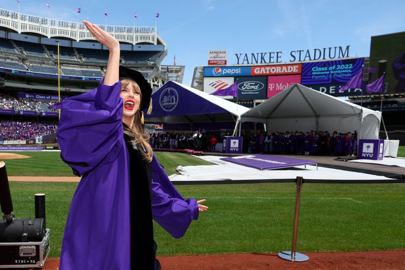 Taylor Swift at NYU Graduation Ceremony Class of 2022 — photo 64