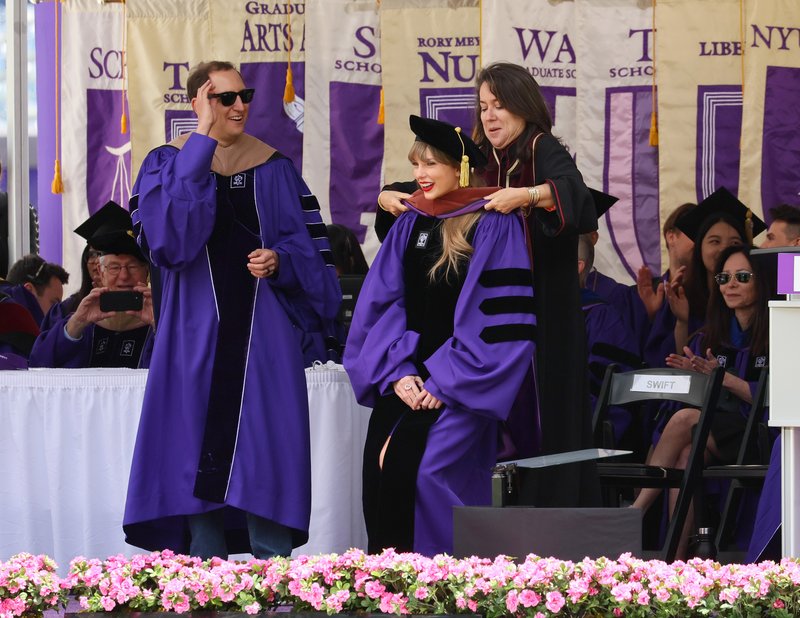Taylor Swift at NYU Graduation Ceremony Class of 2022 — photo 65