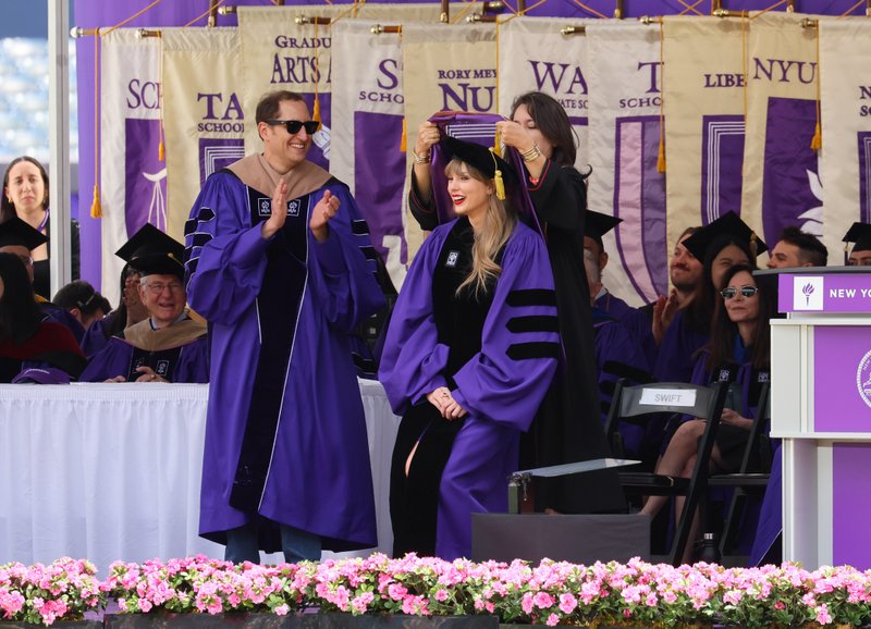 Taylor Swift at NYU Graduation Ceremony Class of 2022 — photo 66