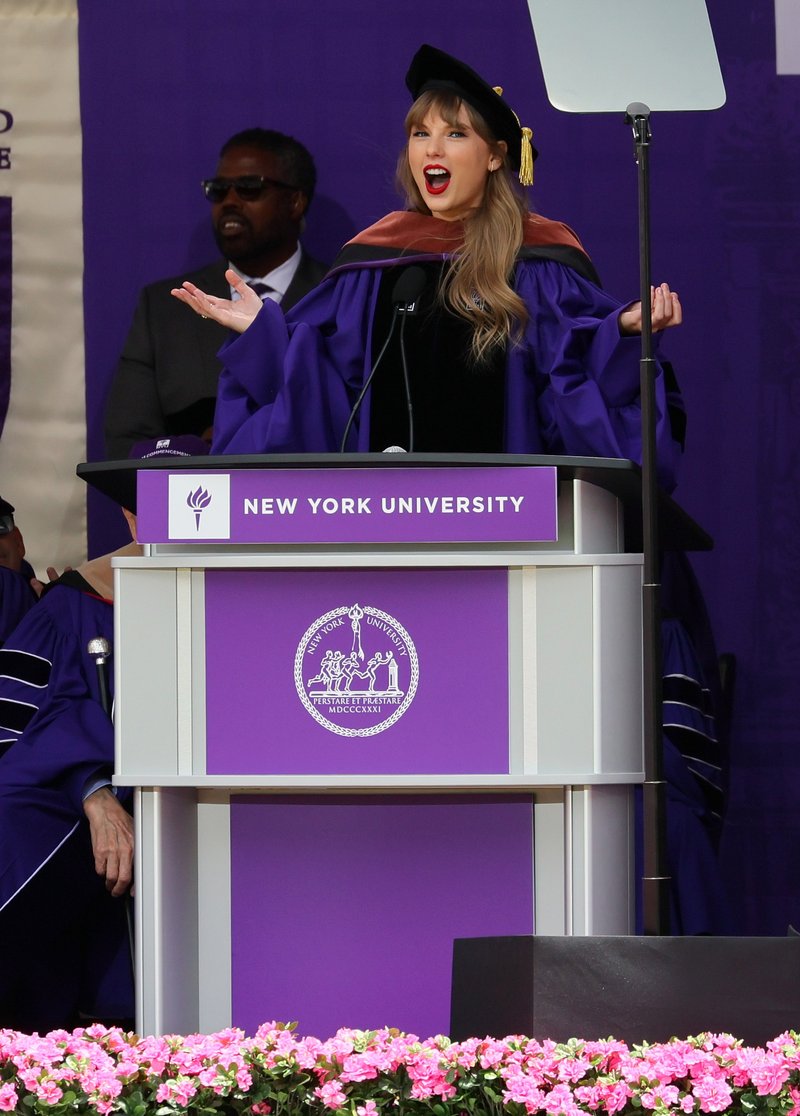 Taylor Swift at NYU Graduation Ceremony Class of 2022 — photo 67
