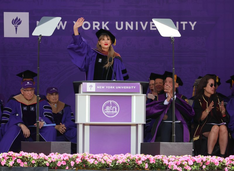 Taylor Swift at NYU Graduation Ceremony Class of 2022 — photo 68