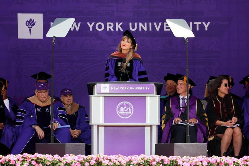 Taylor Swift at NYU Graduation Ceremony Class of 2022 — photo 69