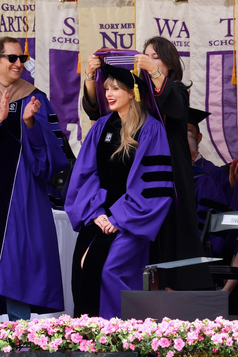 Taylor Swift at NYU Graduation Ceremony Class of 2022 — photo 70
