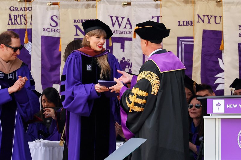 Taylor Swift at NYU Graduation Ceremony Class of 2022 — photo 71