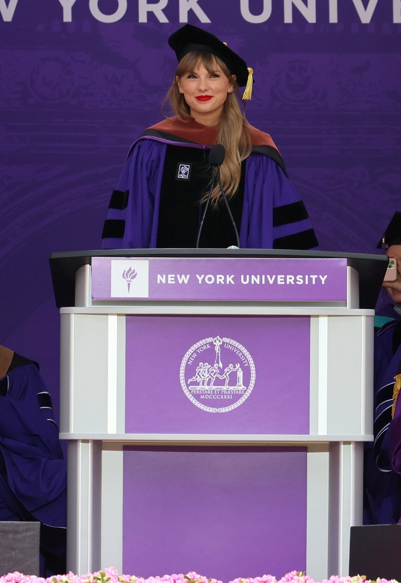 Taylor Swift at NYU Graduation Ceremony Class of 2022 — photo 72