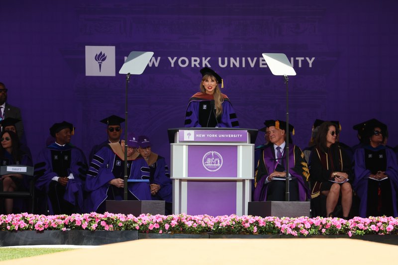 Taylor Swift at NYU Graduation Ceremony Class of 2022 — photo 73