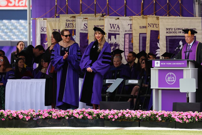 Taylor Swift at NYU Graduation Ceremony Class of 2022 — photo 74