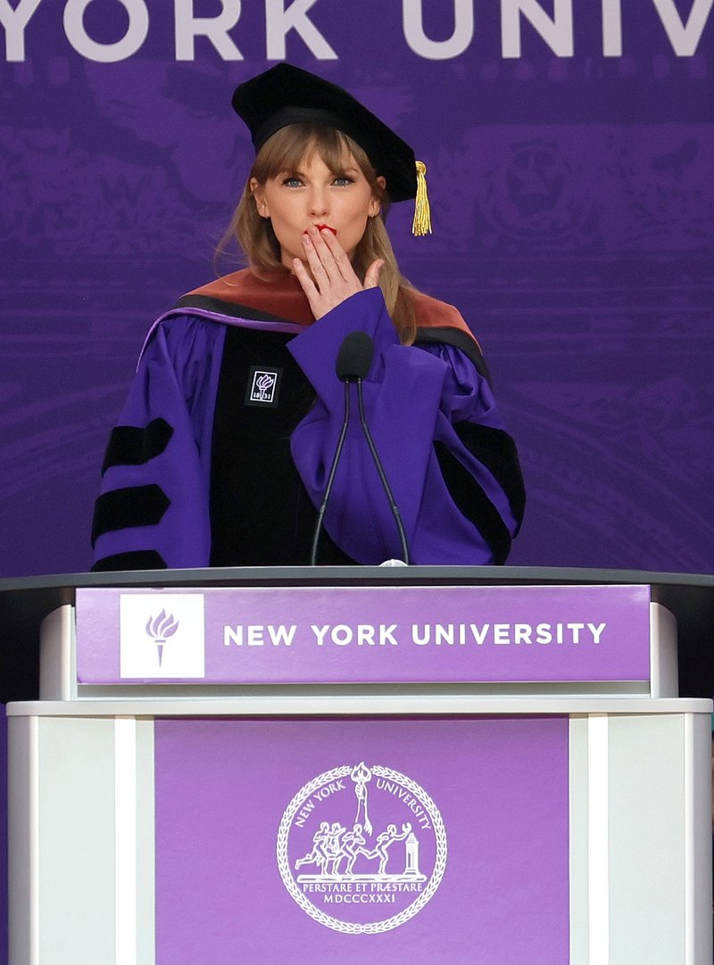 Taylor Swift at NYU Graduation Ceremony Class of 2022 — photo 75