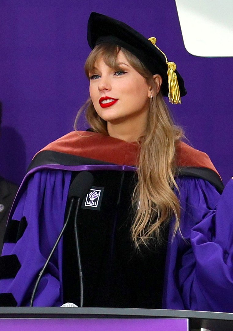 Taylor Swift at NYU Graduation Ceremony Class of 2022 — photo 76