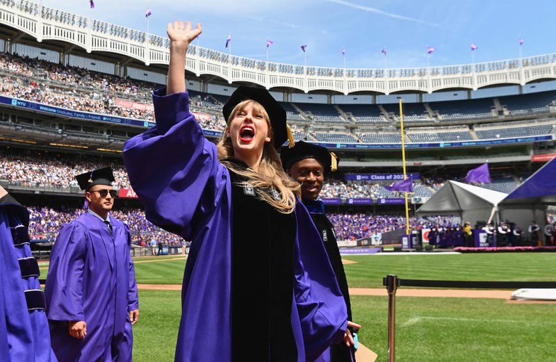 Taylor Swift at NYU Graduation Ceremony Class of 2022 — photo 79