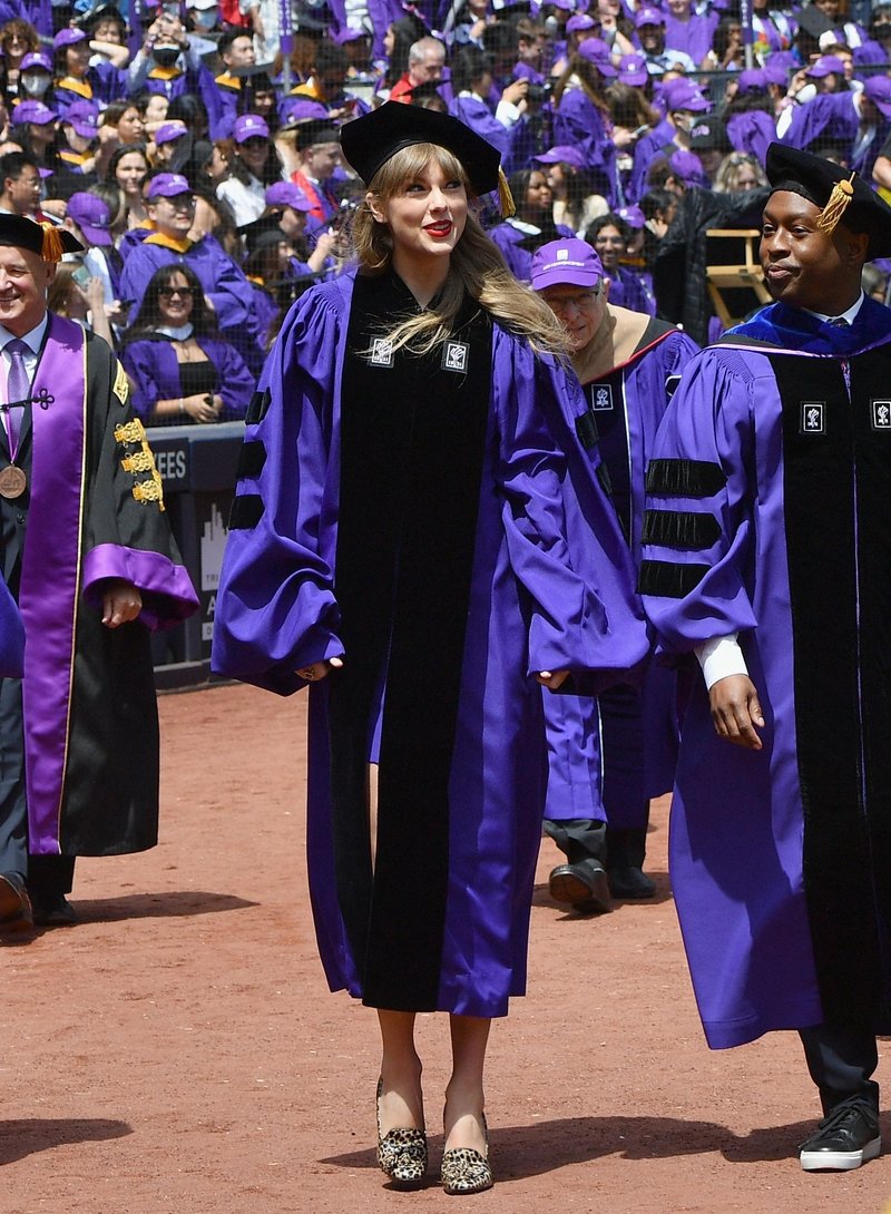 Taylor Swift at NYU Graduation Ceremony Class of 2022 — photo 80