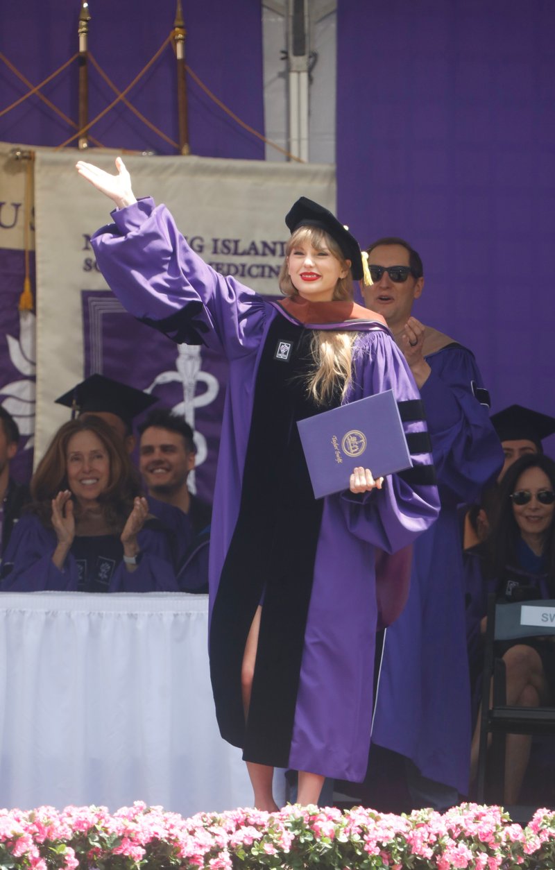 Taylor Swift at NYU Graduation Ceremony Class of 2022 — photo 86