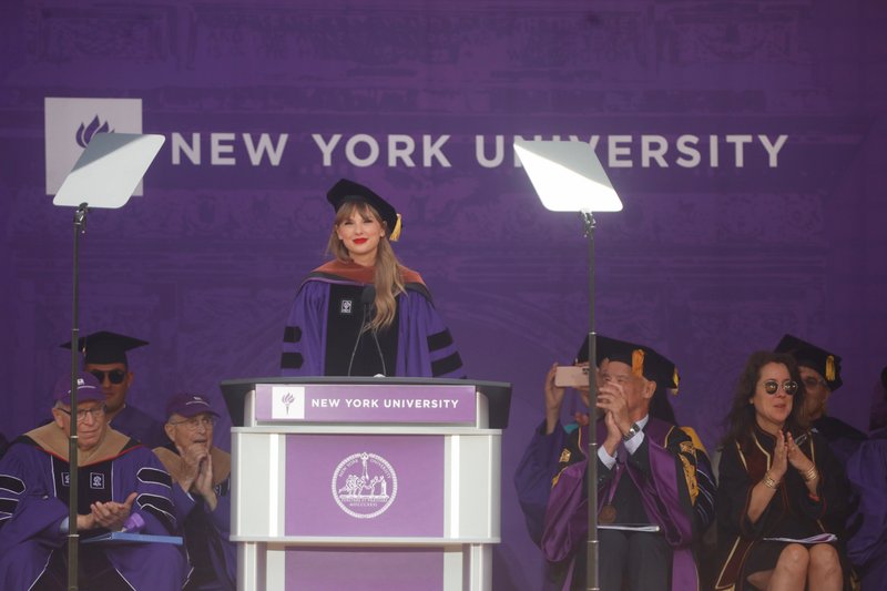 Taylor Swift at NYU Graduation Ceremony Class of 2022 — photo 88