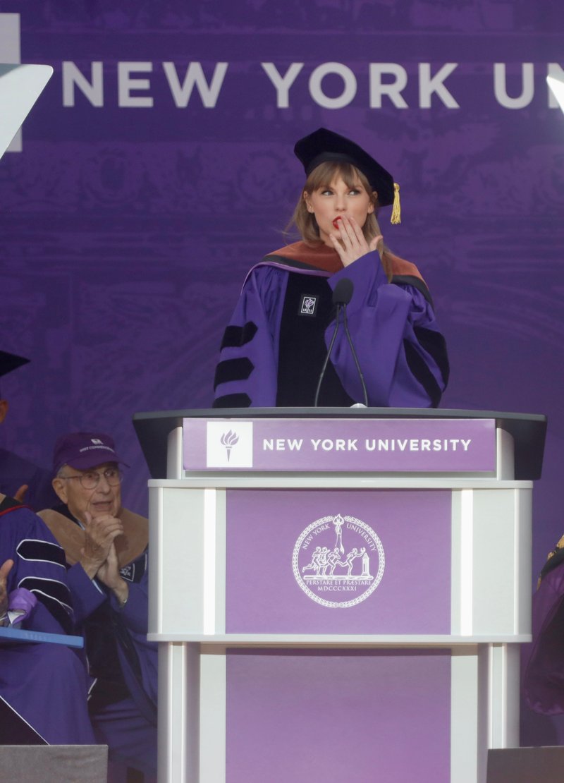 Taylor Swift at NYU Graduation Ceremony Class of 2022 — photo 89