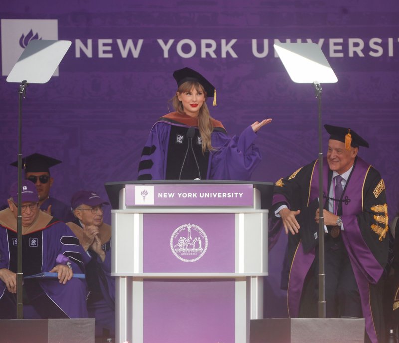 Taylor Swift at NYU Graduation Ceremony Class of 2022 — photo 90