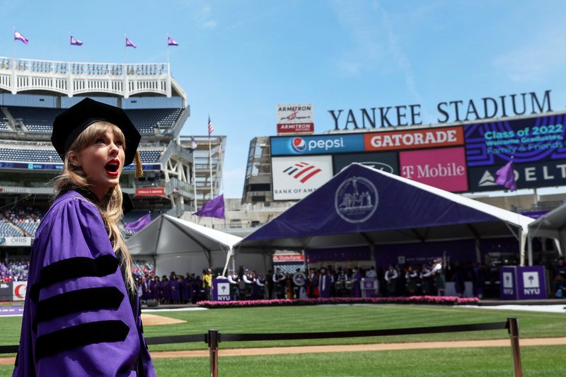 Taylor Swift at NYU Graduation Ceremony Class of 2022 — photo 91