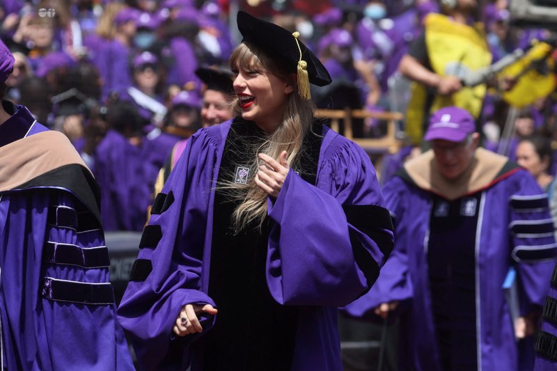Taylor Swift at NYU Graduation Ceremony Class of 2022 — photo 92