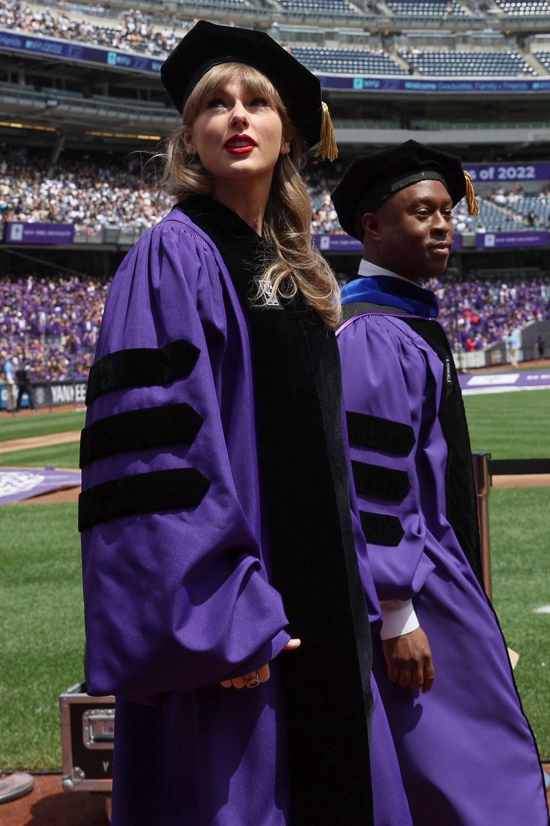 Taylor Swift at NYU Graduation Ceremony Class of 2022 — photo 93