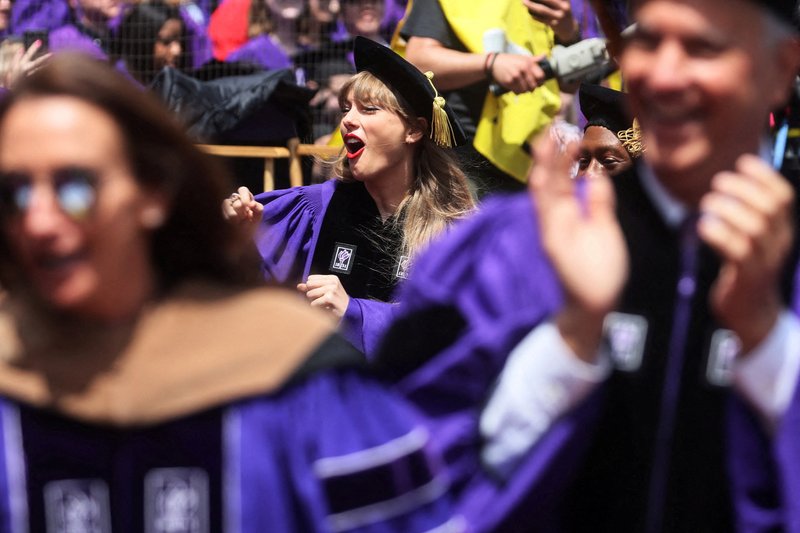 Taylor Swift at NYU Graduation Ceremony Class of 2022 — photo 94