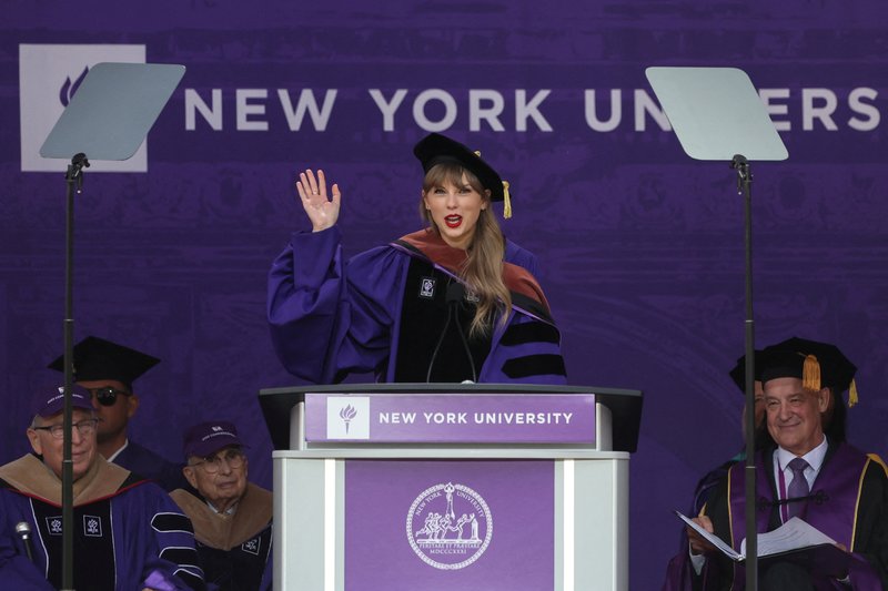 Taylor Swift at NYU Graduation Ceremony Class of 2022 — photo 95