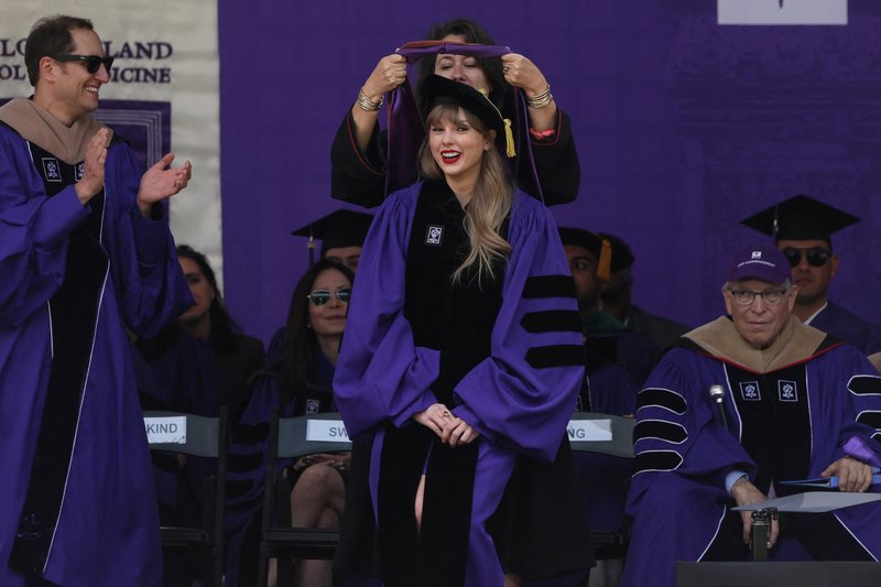 Taylor Swift at NYU Graduation Ceremony Class of 2022 — photo 96