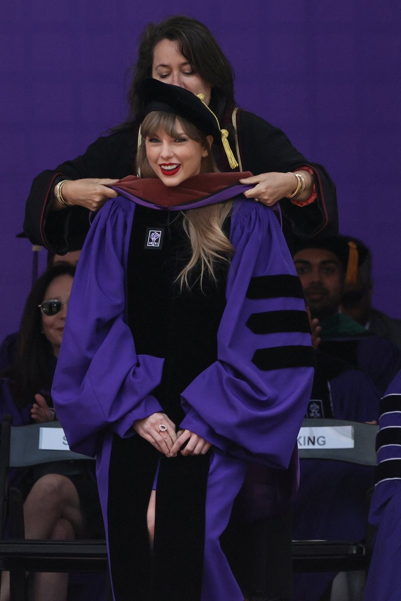 Taylor Swift at NYU Graduation Ceremony Class of 2022 — photo 97