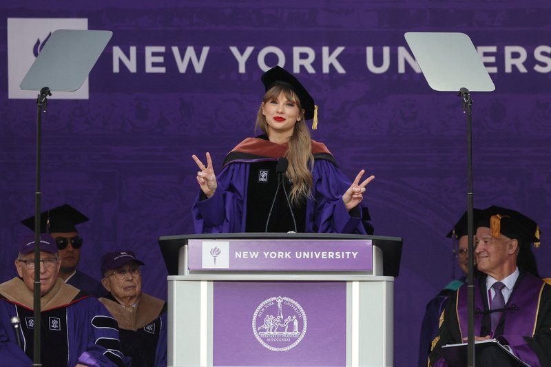 Taylor Swift at NYU Graduation Ceremony Class of 2022 — photo 98