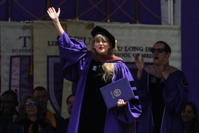 Taylor Swift at NYU Graduation Ceremony Class of 2022 — photo 99