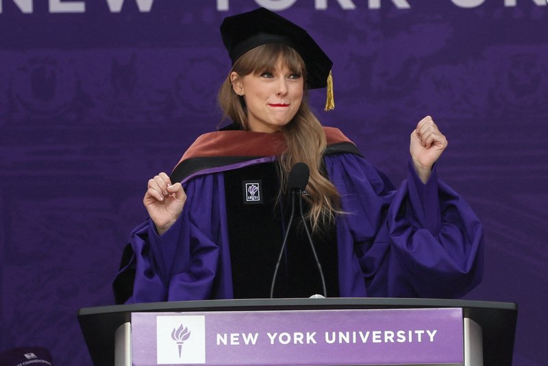 Taylor Swift at NYU Graduation Ceremony Class of 2022 — photo 100