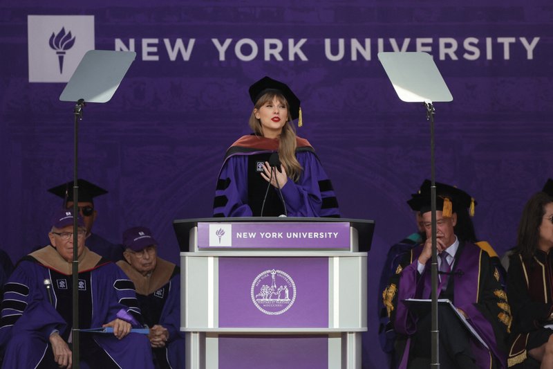 Taylor Swift at NYU Graduation Ceremony Class of 2022 — photo 101
