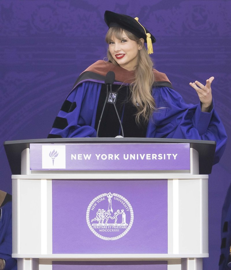 Taylor Swift at NYU Graduation Ceremony Class of 2022 — photo 102