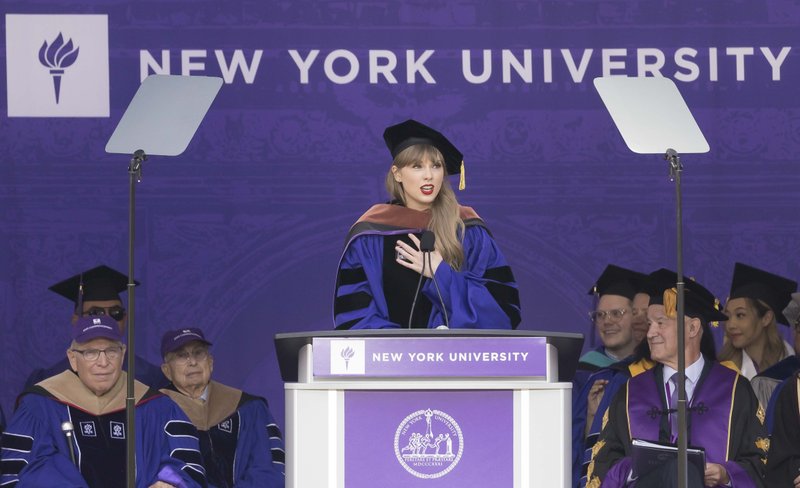 Taylor Swift at NYU Graduation Ceremony Class of 2022 — photo 103