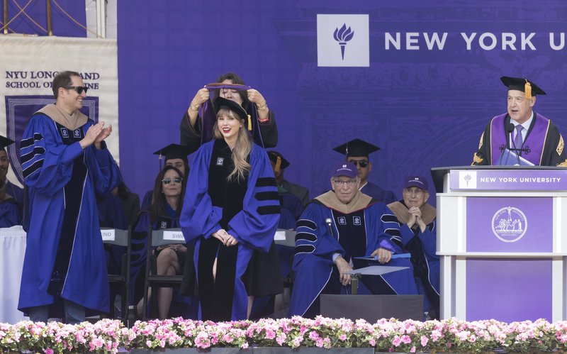Taylor Swift at NYU Graduation Ceremony Class of 2022 — photo 104