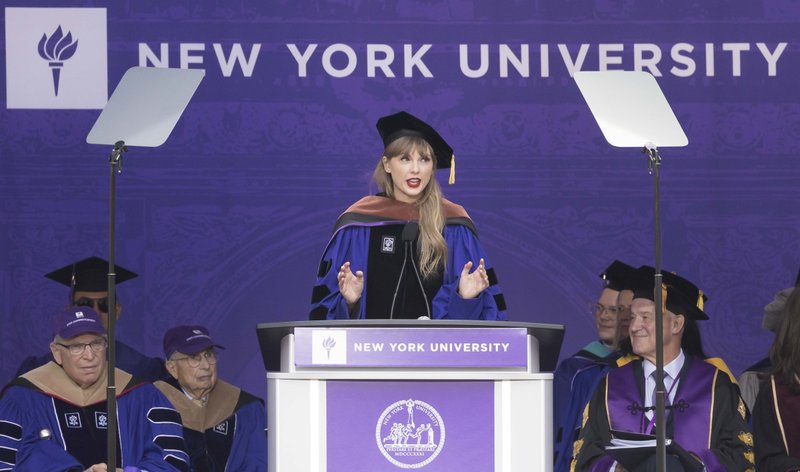 Taylor Swift at NYU Graduation Ceremony Class of 2022 — photo 105