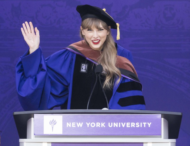 Taylor Swift at NYU Graduation Ceremony Class of 2022 — photo 106