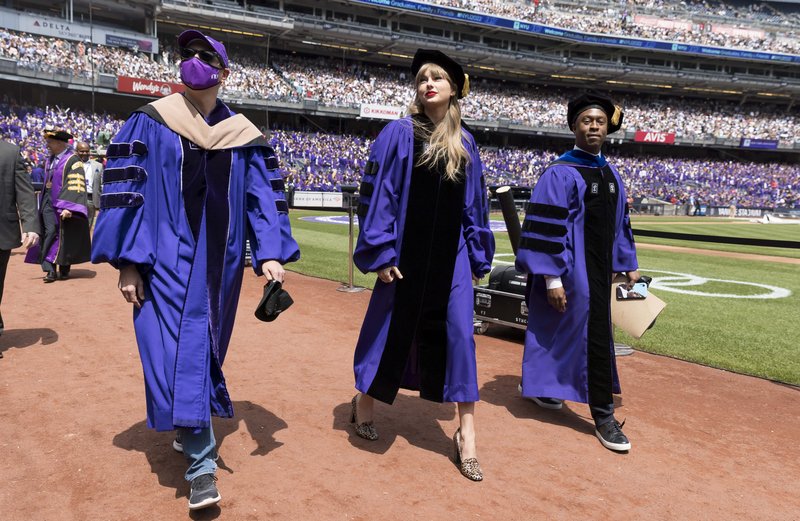 Taylor Swift at NYU Graduation Ceremony Class of 2022 — photo 107