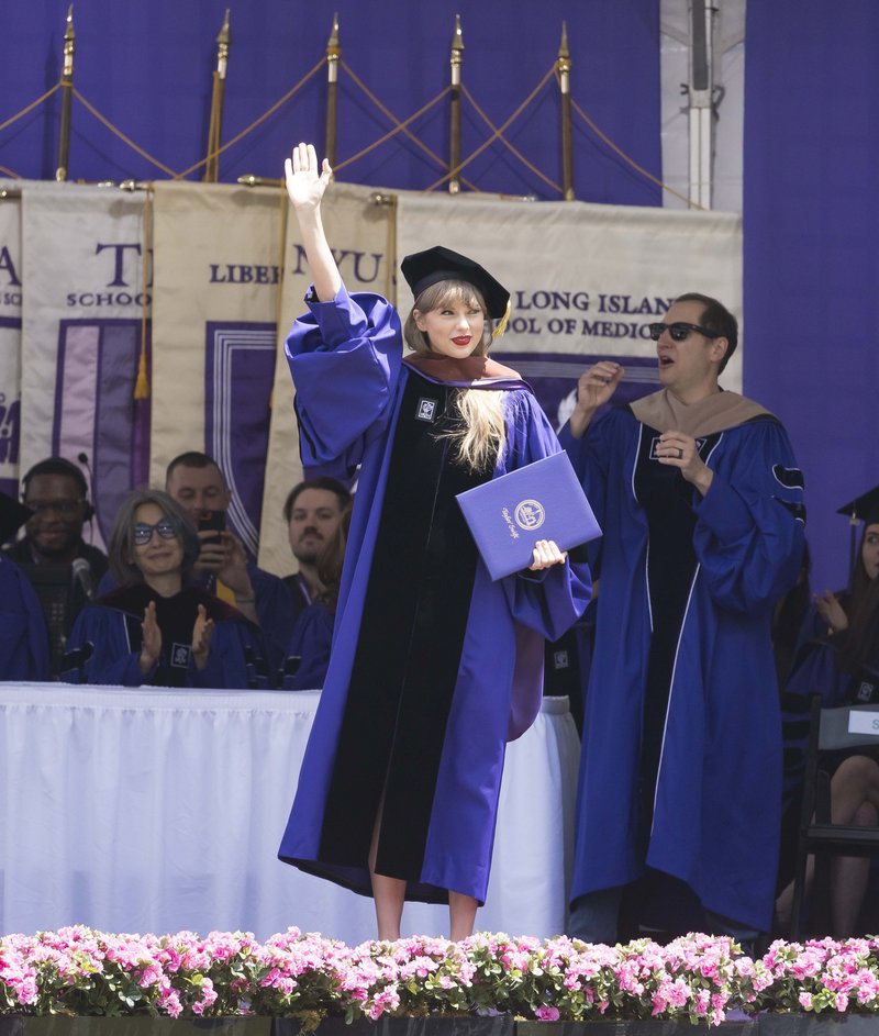 Taylor Swift at NYU Graduation Ceremony Class of 2022 — photo 108