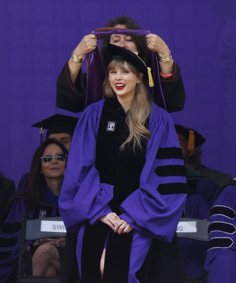 Taylor Swift at NYU Graduation Ceremony Class of 2022 — photo 109