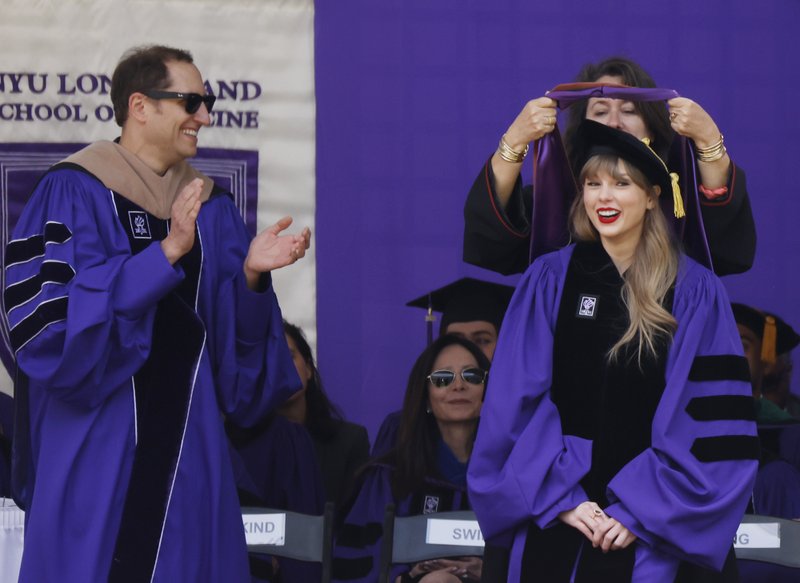 Taylor Swift at NYU Graduation Ceremony Class of 2022 — photo 110