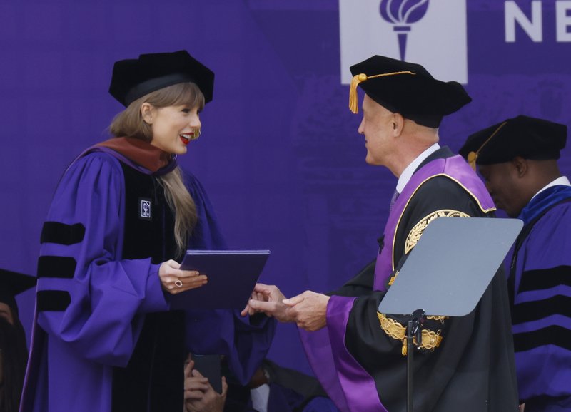 Taylor Swift at NYU Graduation Ceremony Class of 2022 — photo 111