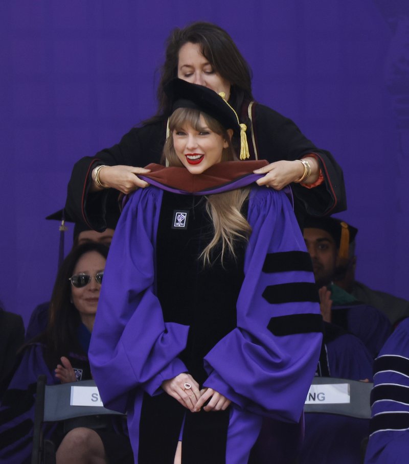 Taylor Swift at NYU Graduation Ceremony Class of 2022 — photo 112