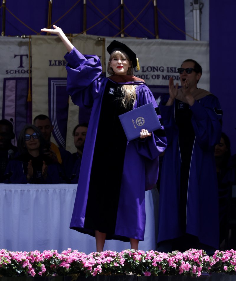 Taylor Swift at NYU Graduation Ceremony Class of 2022 — photo 113