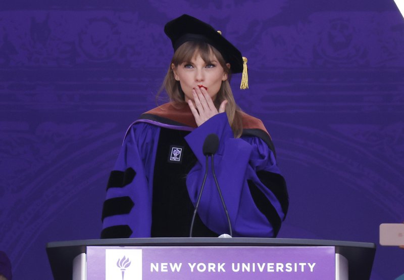Taylor Swift at NYU Graduation Ceremony Class of 2022 — photo 114