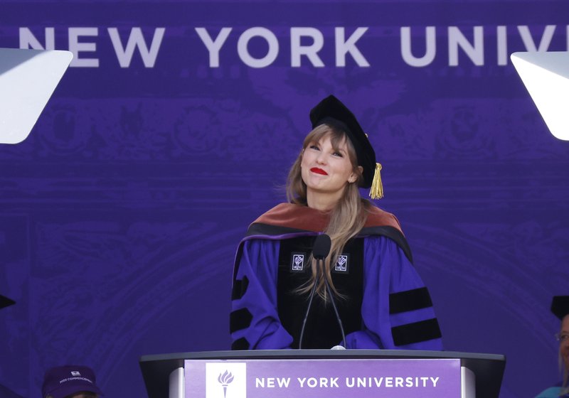 Taylor Swift at NYU Graduation Ceremony Class of 2022 — photo 115