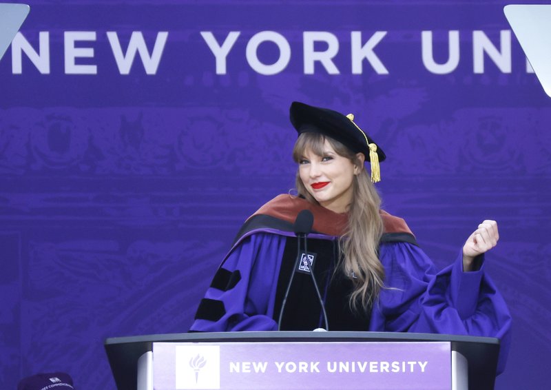Taylor Swift at NYU Graduation Ceremony Class of 2022 — photo 116