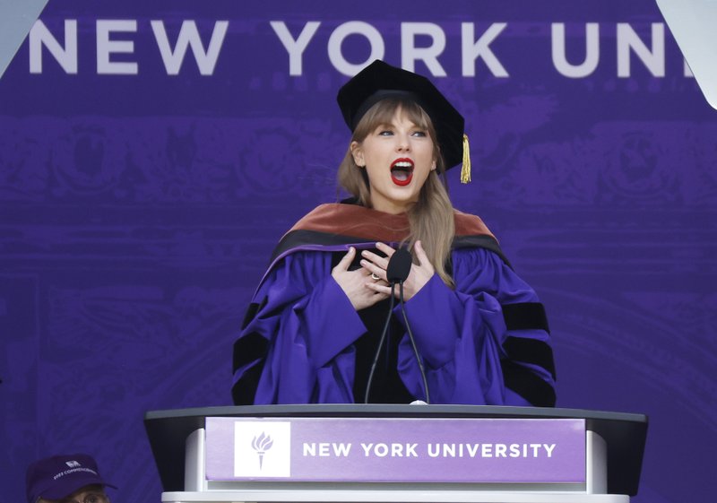 Taylor Swift at NYU Graduation Ceremony Class of 2022 — photo 117