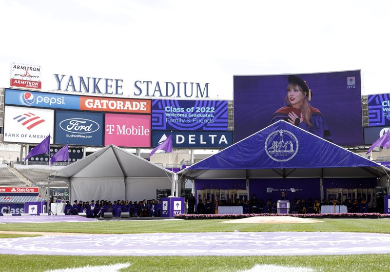 Taylor Swift at NYU Graduation Ceremony Class of 2022 — photo 118
