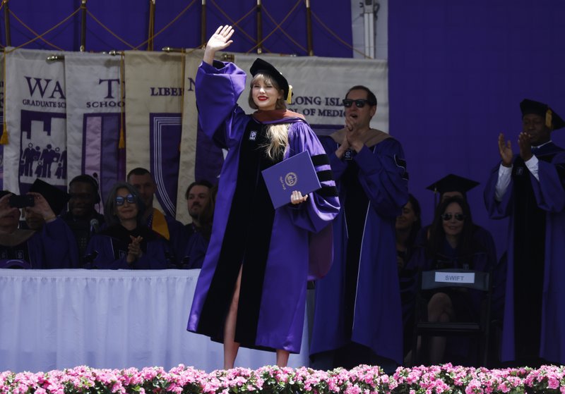 Taylor Swift at NYU Graduation Ceremony Class of 2022 — photo 119
