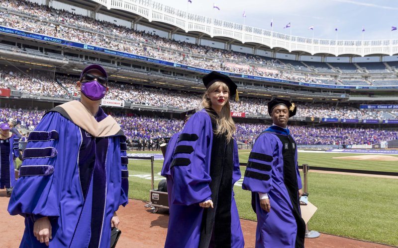 Taylor Swift at NYU Graduation Ceremony Class of 2022 — photo 120